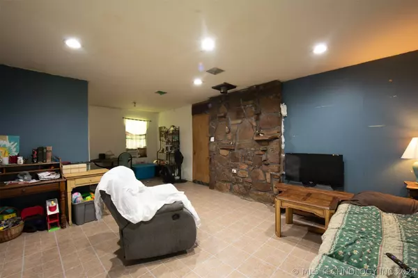 471925 E 807, Stilwell, OK 74960