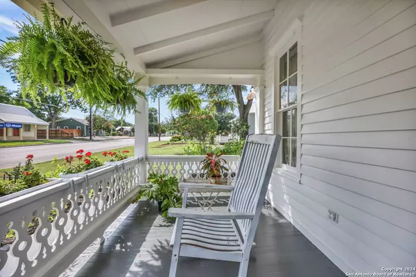 637 COMAL AVE, New Braunfels, TX 78130