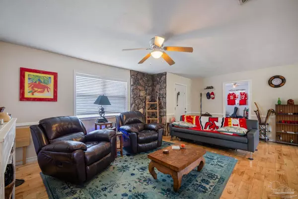 5444 Soundside Dr, Gulf Breeze, FL 32563