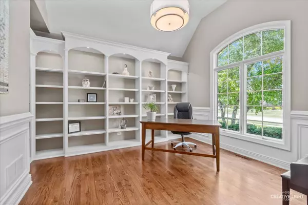 701 Ashton LN, South Elgin, IL 60177