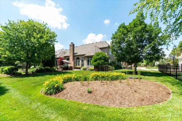 701 Ashton LN, South Elgin, IL 60177