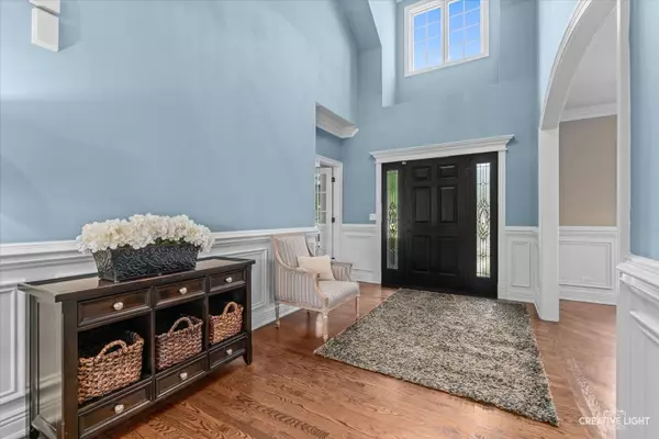 701 Ashton LN, South Elgin, IL 60177