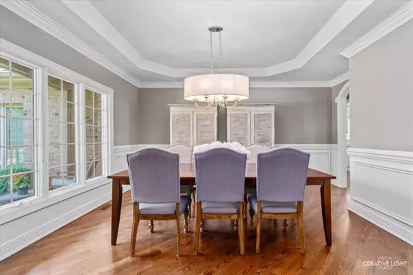 701 Ashton LN, South Elgin, IL 60177