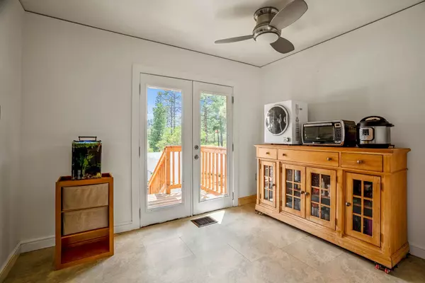 4547 White #B, Los Alamos, NM 87544