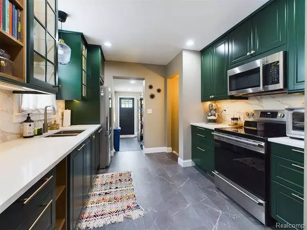 1412 Brys Dr, Grosse Pointe Woods, MI 48236