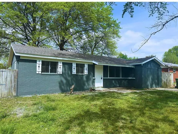 806 N 11th St, Rogers, AR 72756