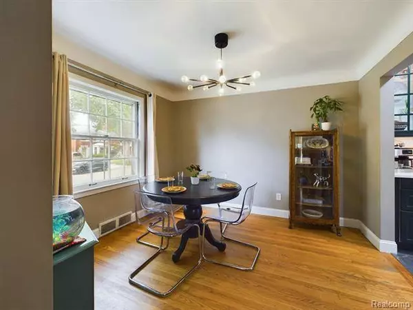 1412 Brys Dr, Grosse Pointe Woods, MI 48236