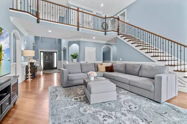 701 Ashton LN, South Elgin, IL 60177