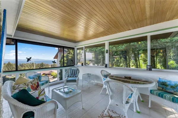 5254 Westover Pl, Saanich, BC V8Y 1P6