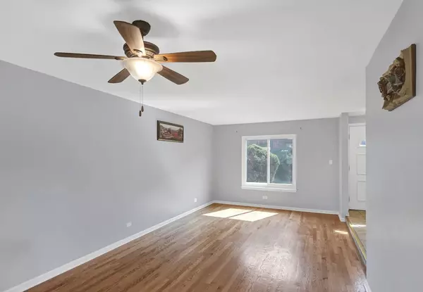 1S300 Ingersoll LN, Villa Park, IL 60181