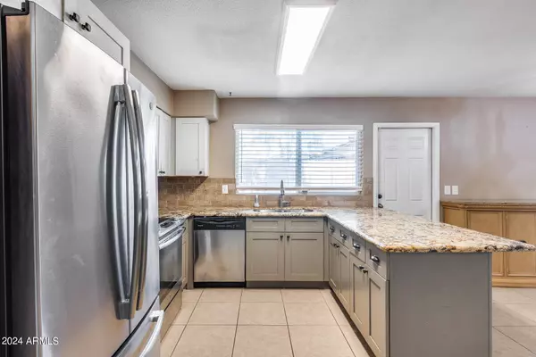 2933 W MURIEL Drive, Phoenix, AZ 85053