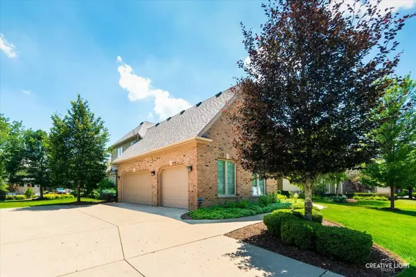 701 Ashton LN, South Elgin, IL 60177