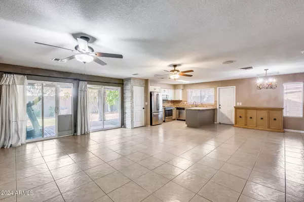 2933 W MURIEL Drive, Phoenix, AZ 85053