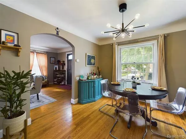 1412 Brys Dr, Grosse Pointe Woods, MI 48236