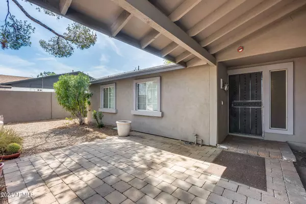 2933 W MURIEL Drive, Phoenix, AZ 85053