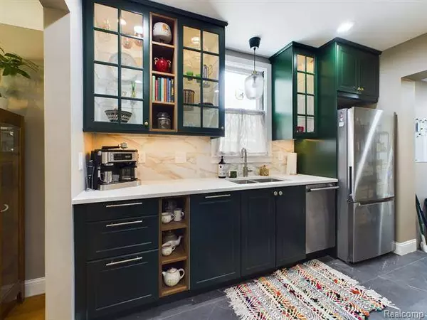 1412 Brys Dr, Grosse Pointe Woods, MI 48236