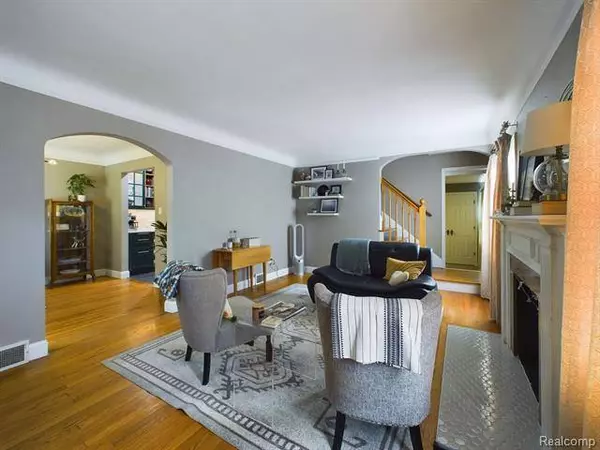 1412 Brys Dr, Grosse Pointe Woods, MI 48236