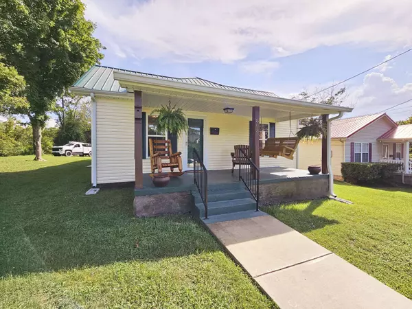 803 W 5th St, Dickson, TN 37055