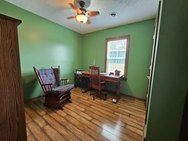 803 W 5th St, Dickson, TN 37055