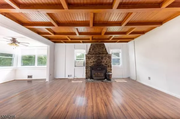 2 Seminole Trl, Jefferson Twp., NJ 07438