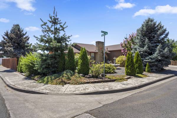 2061 Lenora LN, Central Point, OR 97502