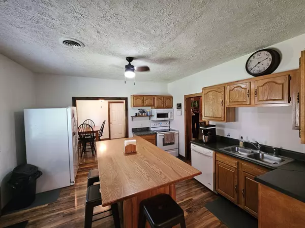 803 W 5th St, Dickson, TN 37055