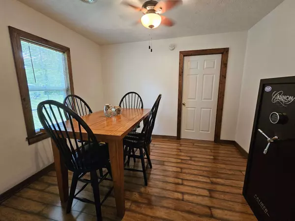 803 W 5th St, Dickson, TN 37055