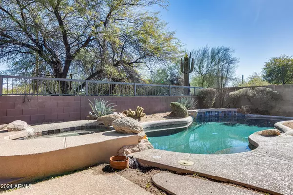 2465 N RAVEN Circle, Mesa, AZ 85207