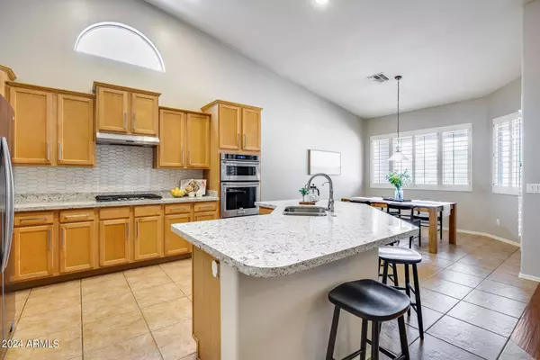 2465 N RAVEN Circle, Mesa, AZ 85207