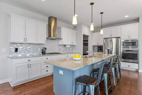 6057 158th ST W, Apple Valley, MN 55124