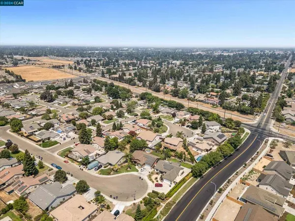 2001 E Country Ct, Visalia, CA 93292