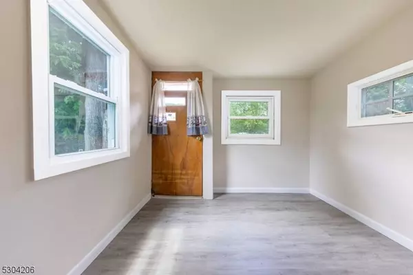 2 Seminole Trl, Jefferson Twp., NJ 07438