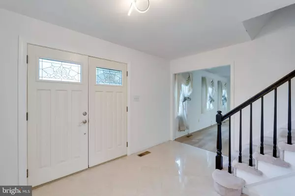 9313 KILBY GLEN DR, Vienna, VA 22182