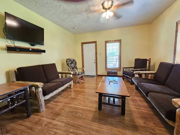 803 W 5th St, Dickson, TN 37055