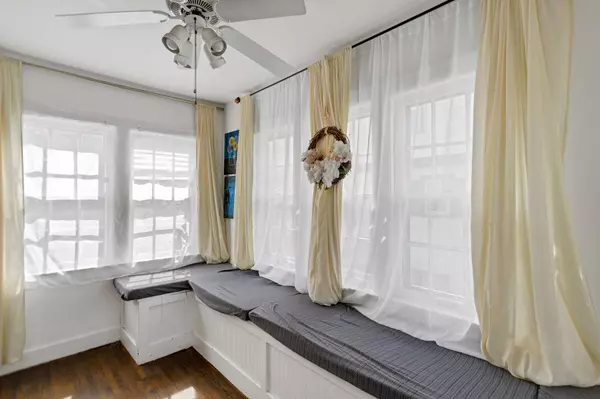 1031 Logan AVE, Elgin, IL 60120