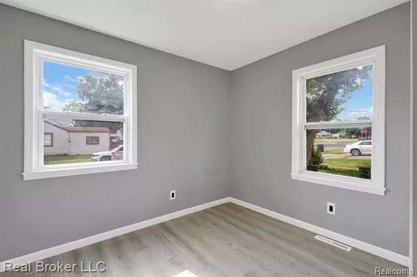 2095 E WHITTEMORE Avenue, Burton, MI 48529