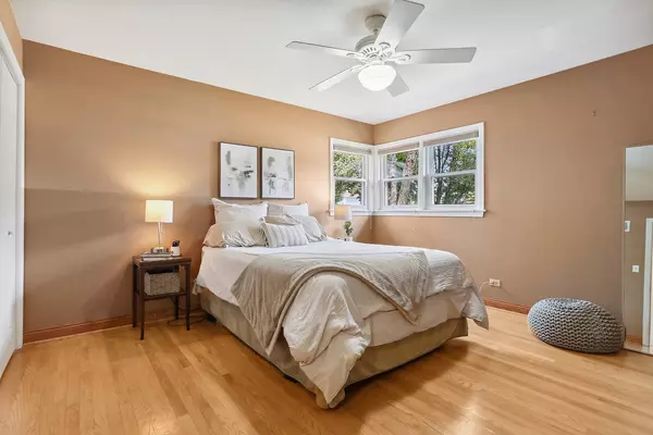 904 Wesley DR, Park Ridge, IL 60068