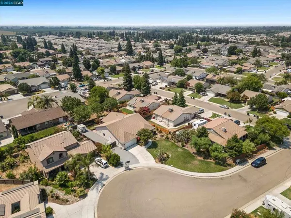 2001 E Country Ct, Visalia, CA 93292