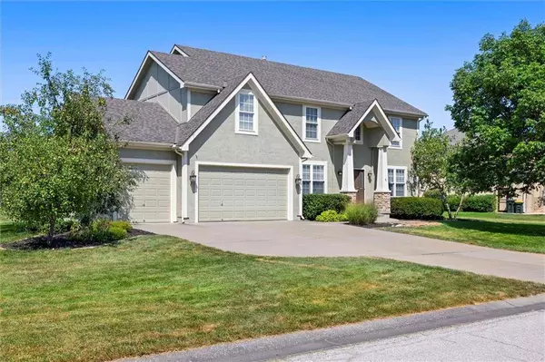 706 Willow DR, Lansing, KS 66043