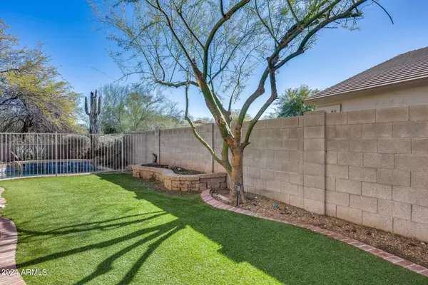 2465 N RAVEN Circle, Mesa, AZ 85207