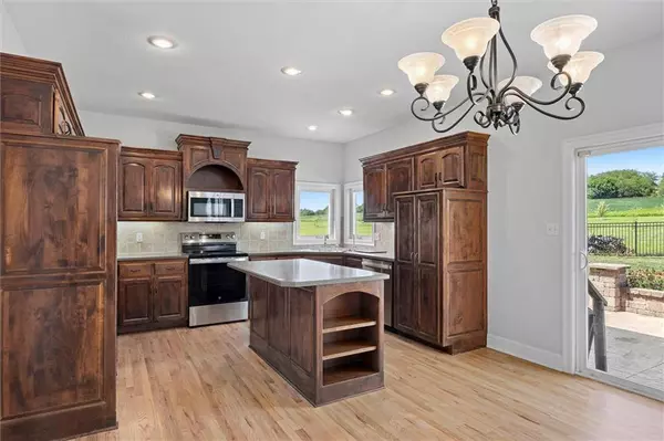 706 Willow DR, Lansing, KS 66043