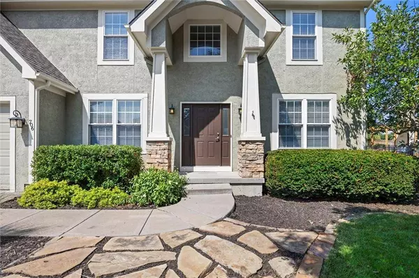 706 Willow DR, Lansing, KS 66043