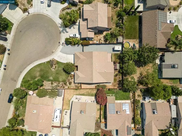 2001 E Country Ct, Visalia, CA 93292