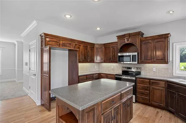 706 Willow DR, Lansing, KS 66043