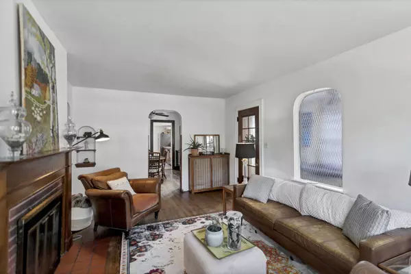 1031 Logan AVE, Elgin, IL 60120