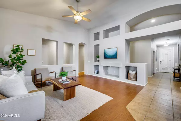 2465 N RAVEN Circle, Mesa, AZ 85207