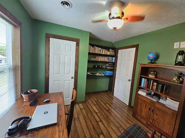 803 W 5th St, Dickson, TN 37055