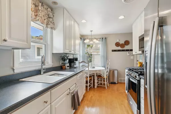 904 Wesley DR, Park Ridge, IL 60068