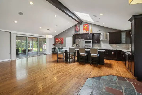 4135 Timberlane DR, Northbrook, IL 60062