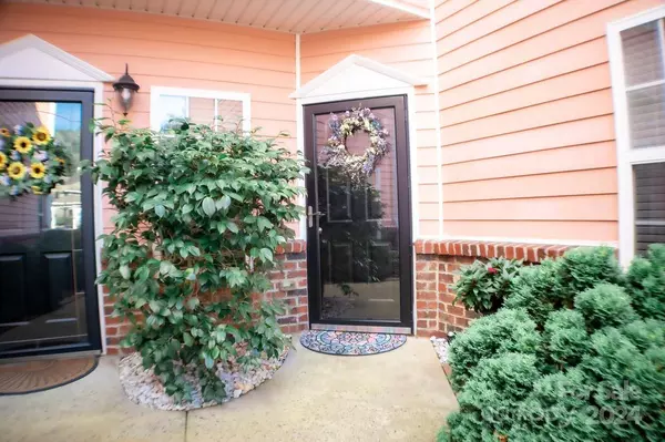 1352 21st AVE NE, Hickory, NC 28601